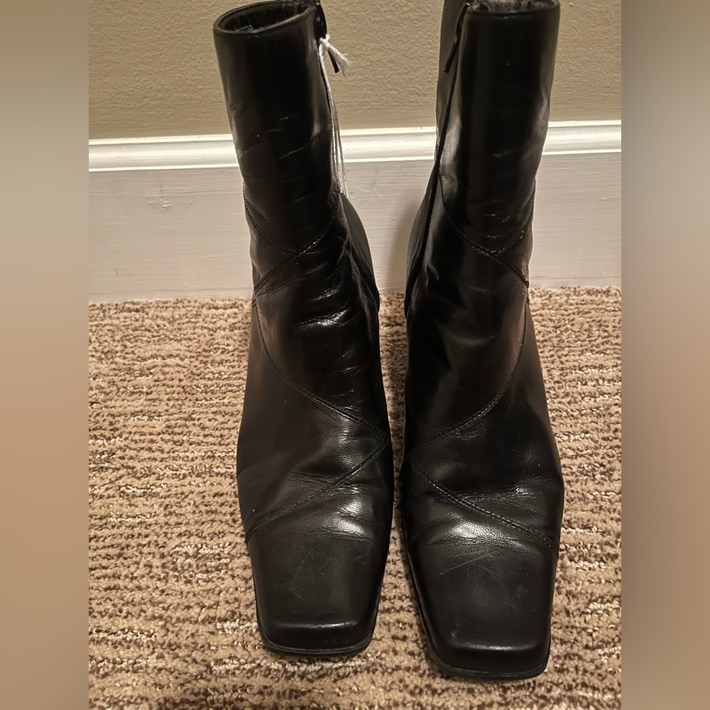 Liz Claiborne Kildare Flex leather booties. Size 8 1/2. Very good condition.